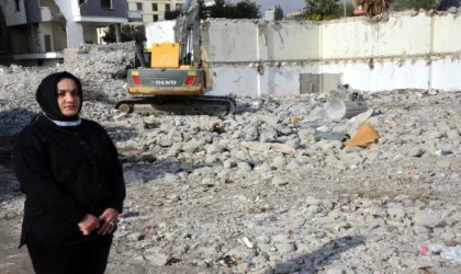 Depremde 44 kişiye mezar olan sitede, perde betonun bir kısmında briket kullanıldığı iddiası