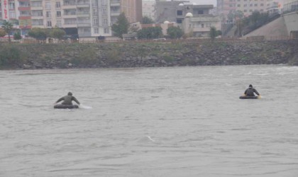 Dicle Nehrine atlayan kız kardeşlerden biri kurtarıldı, diğeri aranıyor