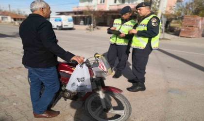 Ehliyetsiz, plakasız ve kasksız yakalandı, “Görmeyiverin ne olacak” dedi