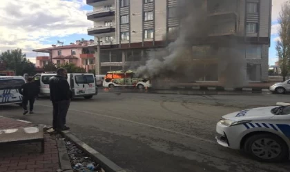 Elektrik kontağından çıkan yangında minibüs hurdaya döndü