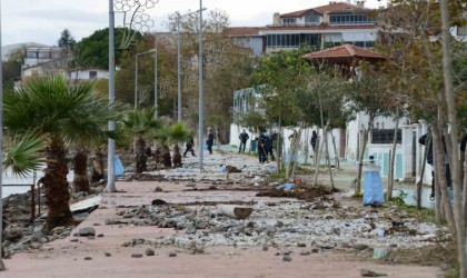 Fırtınanın hasar verdiği sahil temizlendi