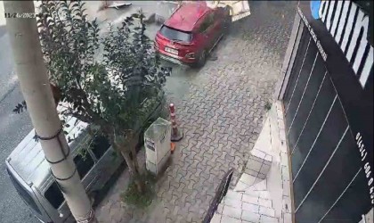 Giresunda motosikletlinin üzerine düşen çatı nedeniyle yaralandığı anlar kamerada