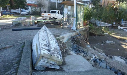 Giresunun Tirebolu ilçesinde dalgaların yol açtığı tahribatın giderilmesi için çalışma başlatıldı