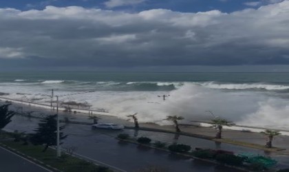 Giresunun Tirebolu ilçesinde fırtına sonrası deniz taştı, ilçe merkezini su bastı