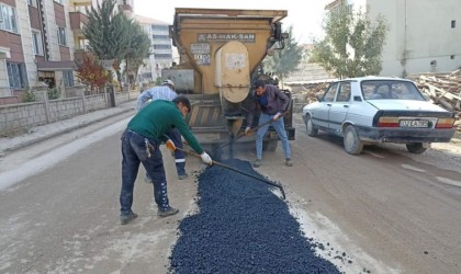 Gölbaşı Belediyesi bozulan yolları onarıyor