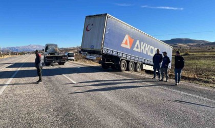 Gölbaşında tır yoldan çıktı: 1 yaralı