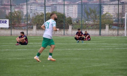 Hakemin kararını beğenmeyen futbolcular, maçı bırakıp oturma eylemi yaptı