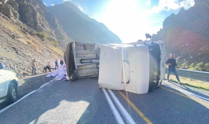 Hakkari Çukurca karayolunda un yüklü tır devrildi: 1 yaralı