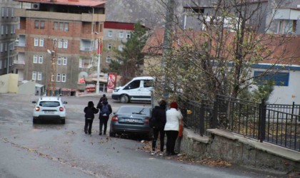 Hakkaride kuvvetli rüzgar öğrencilere zor anlar yaşattı