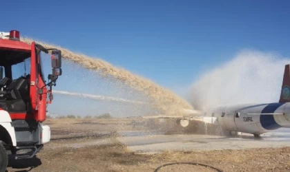 Havalimanında, düşen uçakta yolcu kurtarma tatbikatı