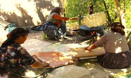 Kahramanmaraşta kadınlar bir araya gelerek imece usulü ekmek yapıyor