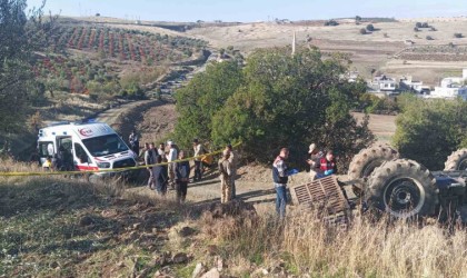 Kiliste traktör devrildi:1 ölü