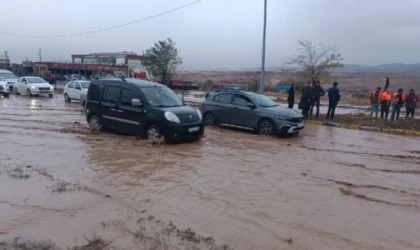 Kırıkkale’de sağanak; dere taştı, yol suyla kaplandı