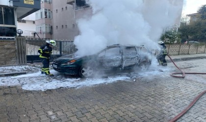 Kırklarelide park halindeki otomobil alev aldı