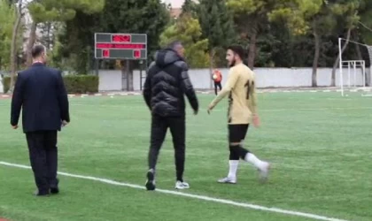 Kırmızı kart gören futbolcusunu tokatladı