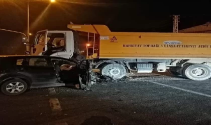 Kırşehir’de hafriyat kamyonu ile otomobil çarpıştı: 3 yaralı