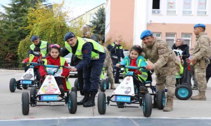 Kırşehirde öğrenci ve çalışanlara mobil trafik eğitimi verildi