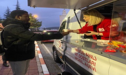 Kızılay ders çalışan öğrencilere sıcak çay ve kek ikramı yaptı