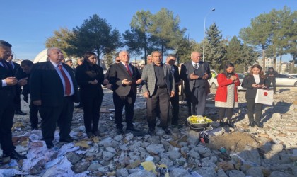 KKTC Meclis Başkanı Töre, otel enkazına karanfiller bırakıp dua etti