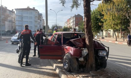 Kontrolden çıkan otomobil ağaca çarptı: 2 yaralı