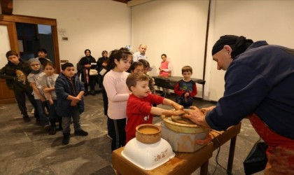 Mesleğinin 68inci yılında çocuklara çömlekçiliği tanıttı