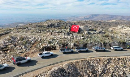 Off-road pilotları terörden temizlenen Gabar Dağında Türk bayrağı açtı