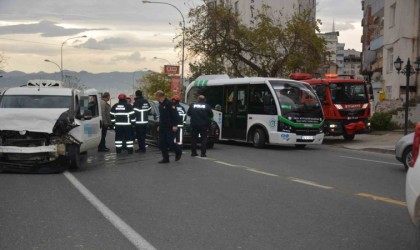 Orduda meydana gelen kazada sahil yolu trafiği kilitlendi