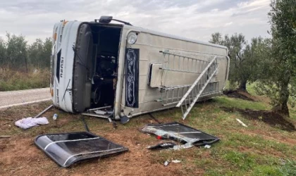 Osmaniye’de servis midibüsü devrildi: 2 yaralı