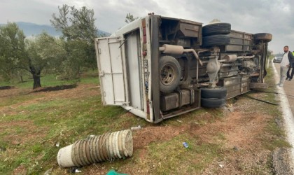 Osmaniyede servis minibüsü kaza yaptı: 2 yaralı