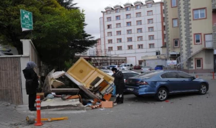 Otomobil, güvenlik kulübesi ile 3 araca çarptı; sürücü yaralı