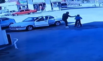 Otomobiline, bisikleti ile çarptığı iddiasıyla çocuğu tokatladı