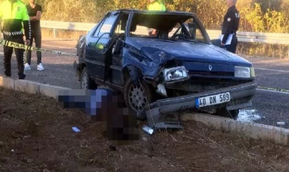 Refüje çarpan otomobilin sürücüsü camdan fırlayıp, tekerin altında kalarak öldü