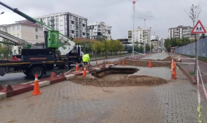 Sağanak nedeniyle yol çöktü, cadde trafiğe kapatıldı