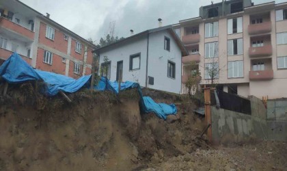 Sağanak yağışlar kazı çalışması yürütülen alanda heyelan neden oldu