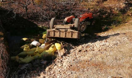 Şarampole devrilen traktör sürücüsü yaralandı