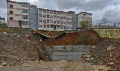 Sason’da okulun istinat duvarı yıkıldı