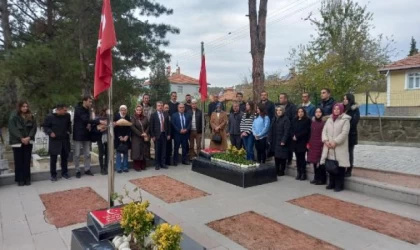 Şehit Aybüke öğretmenin kabrine, meslektaşları karanfil bıraktı