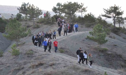 Şehitler için 4 kilometre yürüdüler