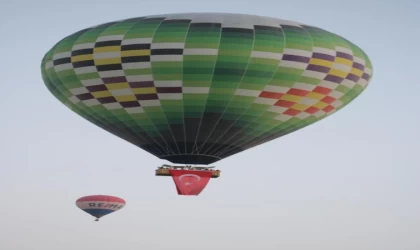 Sıcak hava balonları, Atatürk posterleri ve Türk bayraklarıyla havalandı