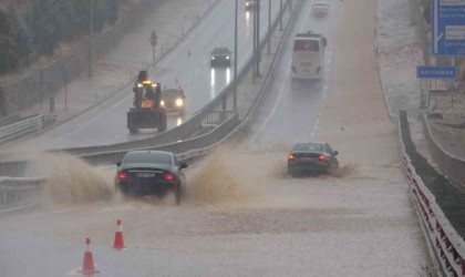 Şiddetli yağış Adıyamanı etkisi altına aldı