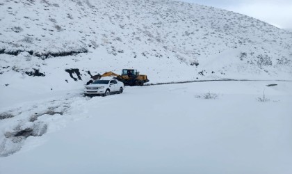 Siirtte araç sürücüleri kar nedeniyle yolda mahsur kaldı