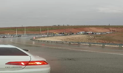 Siirt’te polisleri taşıyan otobüs bariyerlere çarptı