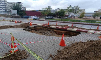 Siirtte sağanak yağış sonucu yol çöktü