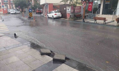 Tekirdağda yağış şiddetini artırdı: Yollarda su birikintileri oluştu