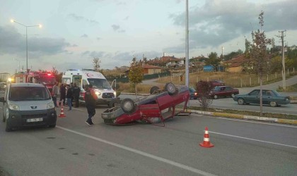 Ticari araç ve otomobil çarpıştı: 5 yaralı