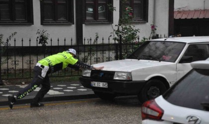 Trafik polisinden gönüllere dokunan hareket