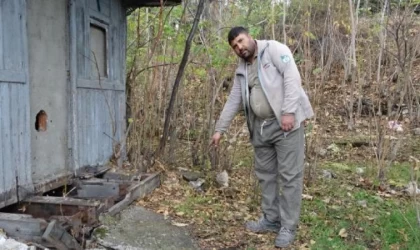 Tuvalet ihtiyacını gidermek isterken, tekme attığı poşetten el bombaları çıktı