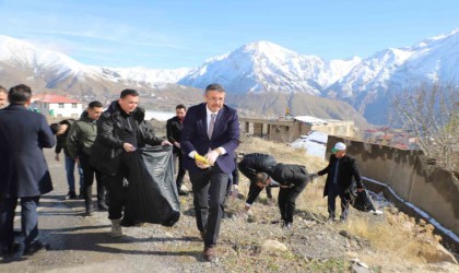 Vali Ali Çelik, öğrencilerle çöp topladı