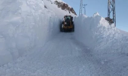 Yüksekova’da 7 kilometrelik yol, 4 metrelik kardan temizlendi