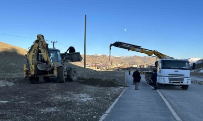 Yüksekovadaki TOKİ yolu aydınlatılıyor